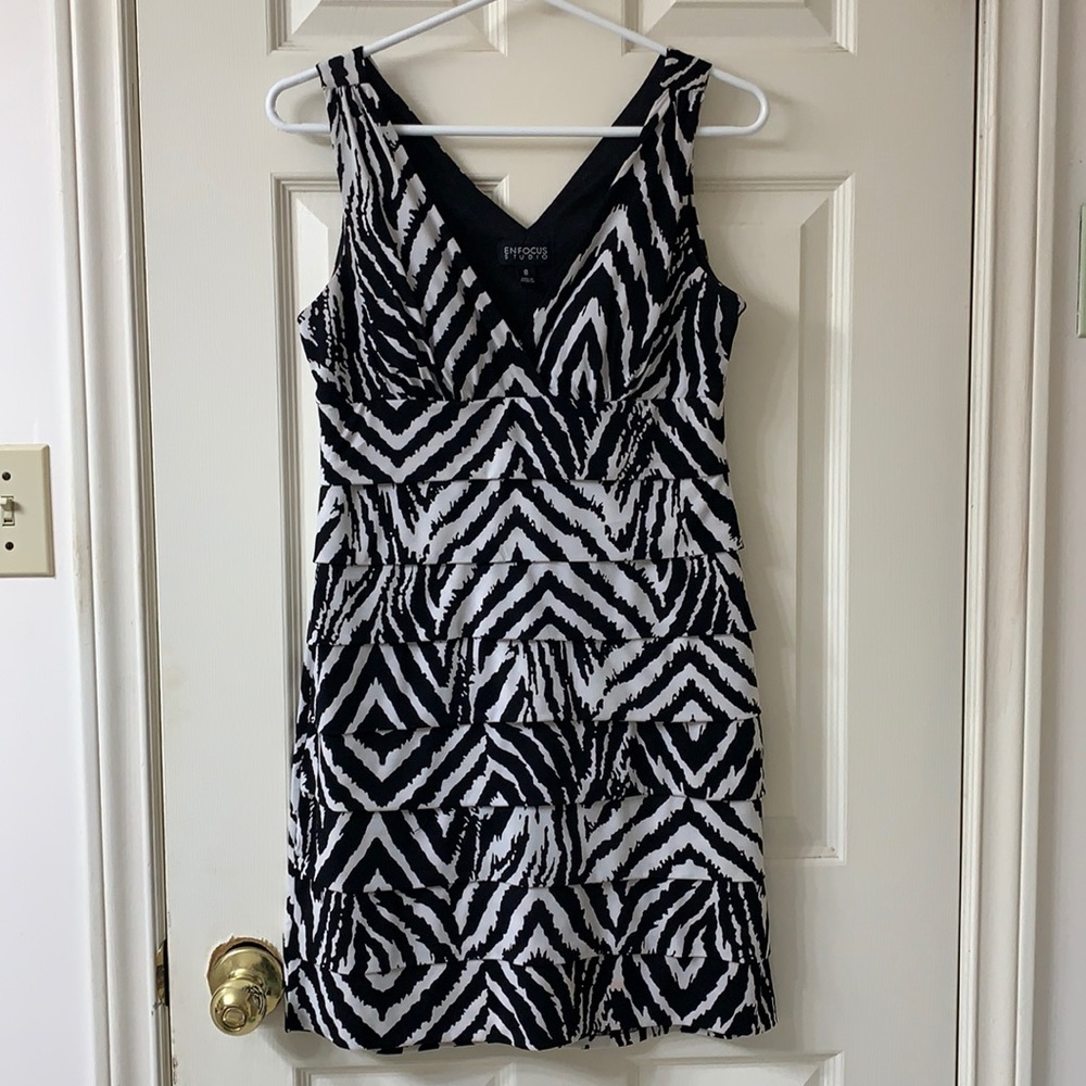 🌷3 for $25🌷Enfocus Studio, US 8, White & Black Zebra Sleeveless V-Neck Dress
